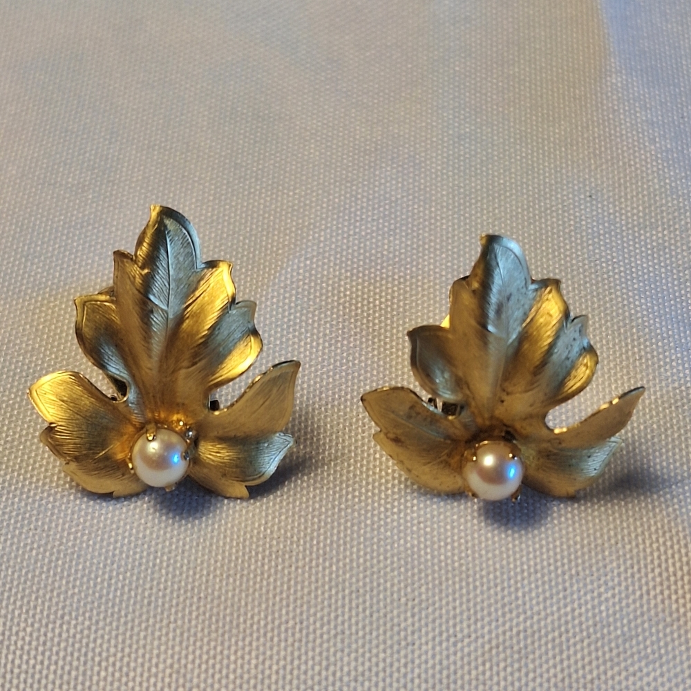 12K GF Gold Single Pearl Leaf Earrings Vintage Clip On Signed Winard 1-20 MCM